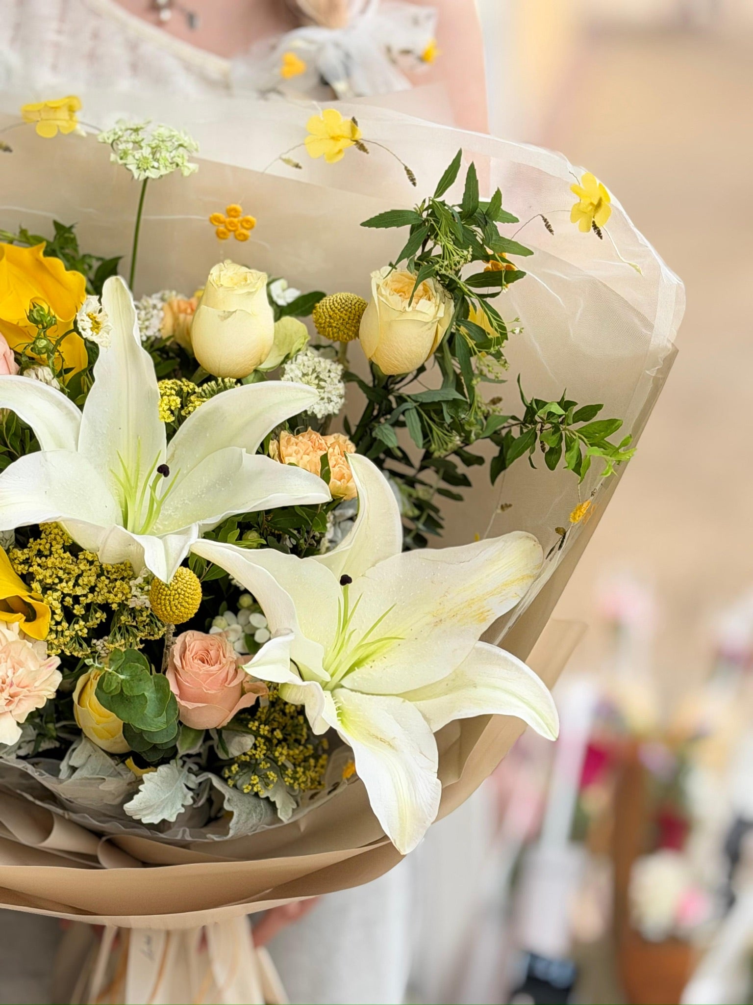 Lavish Florist 手持白百合花與綠葉的精緻花束