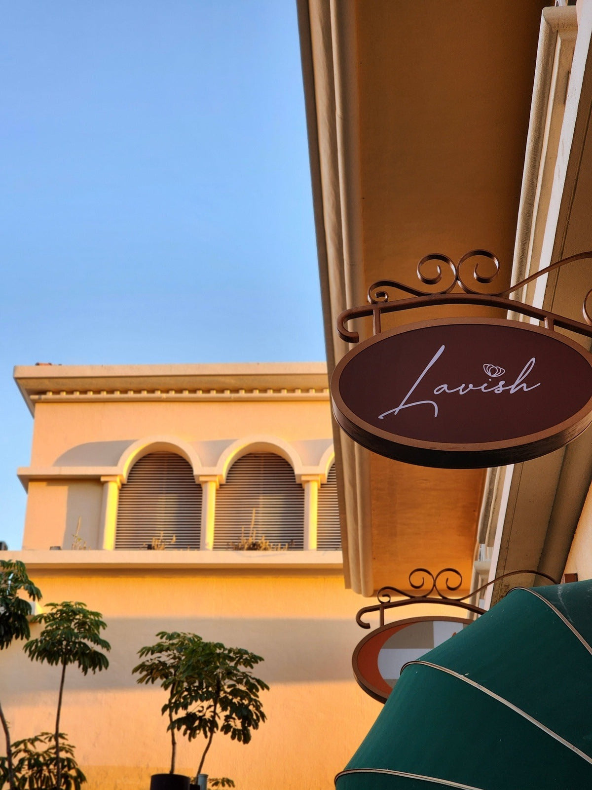LAVISH Florist屯門花店 Logo