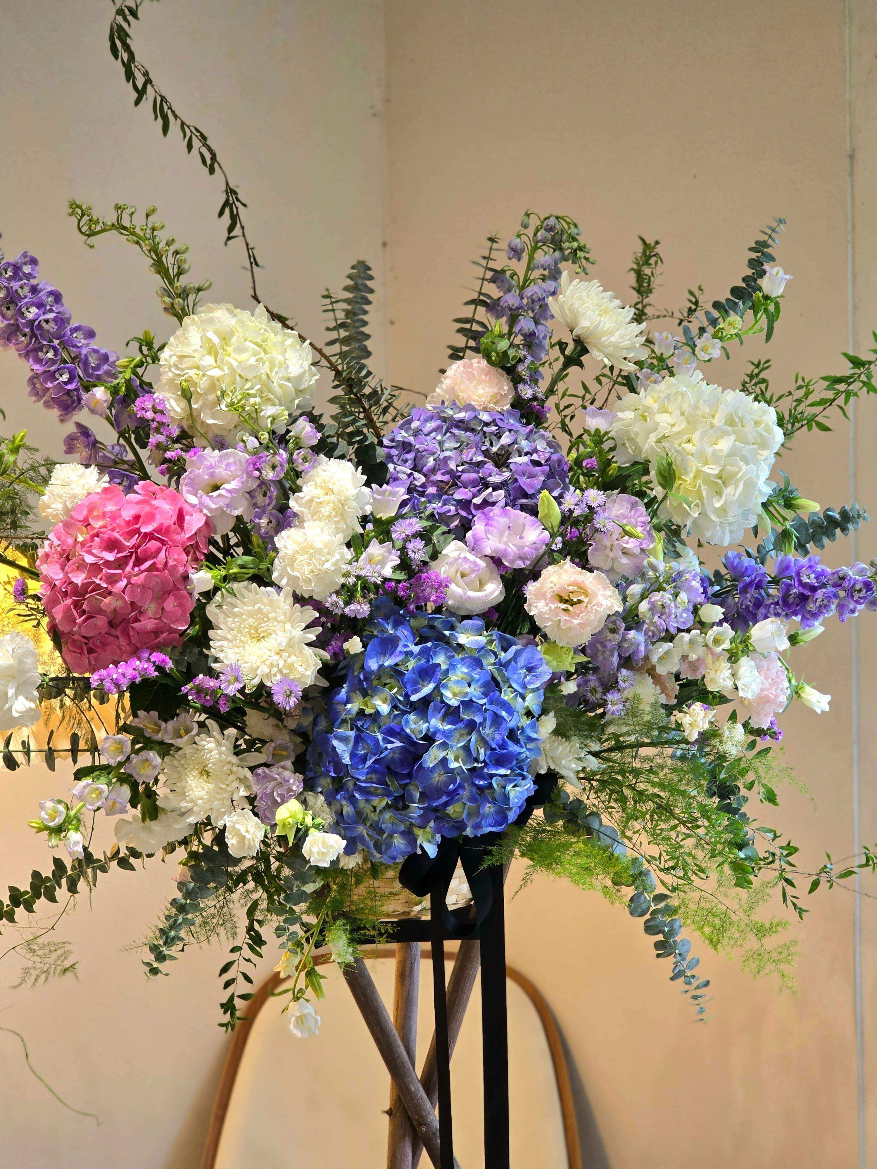 Sympathy Flower 帛事花牌 喪禮花牌 悼念花牌 白事花牌 紀念花牌 同情花束 哀悼花卉 帛事花卉配送 殯葬服務 花卉設計 Sympathy flower Funeral flower stand Condolence flower arrangement Memorial flower stand Tribute flower stand Mourning flower
