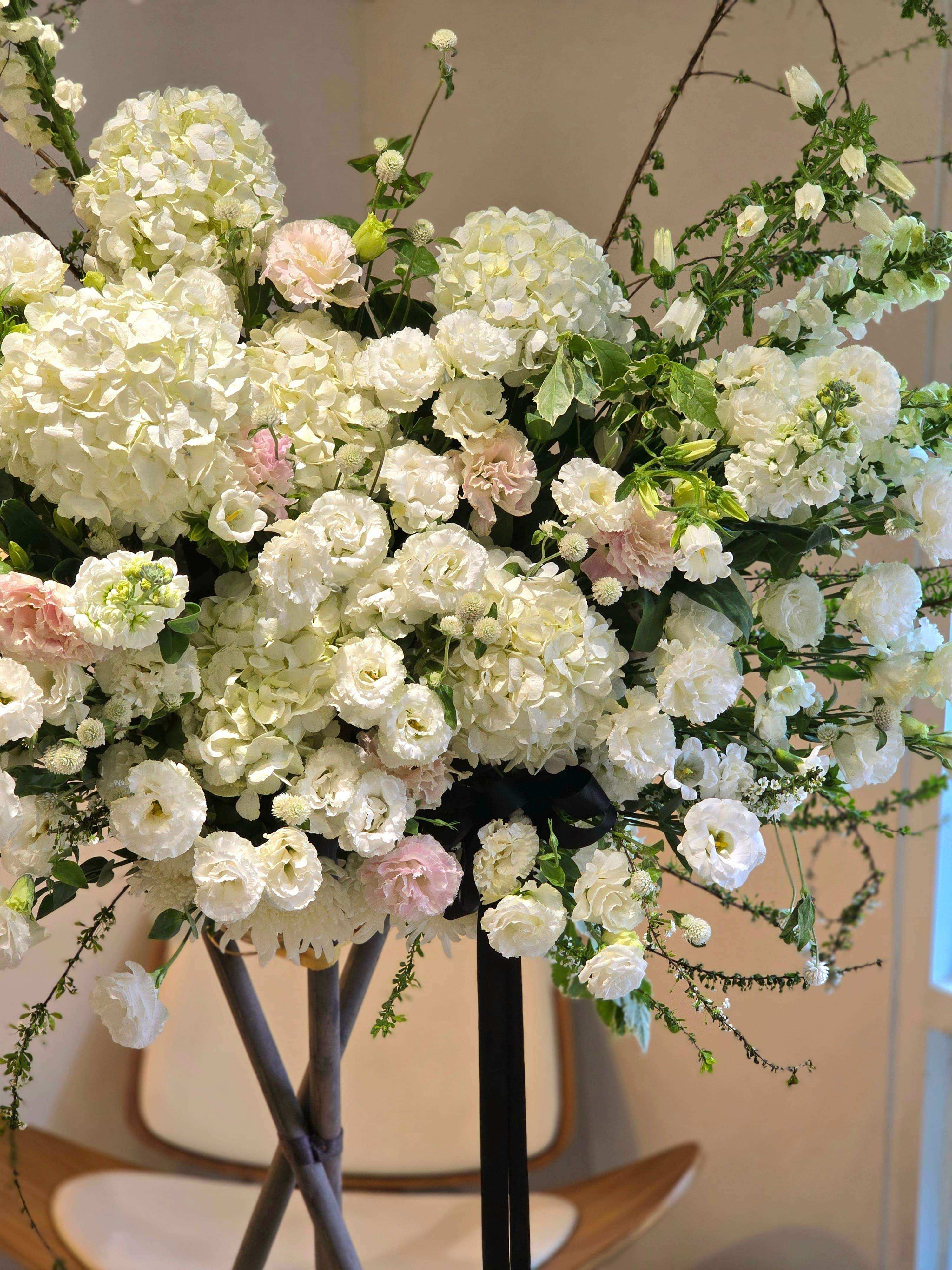 Sympathy Flower 帛事花牌 喪禮花牌 悼念花牌 白事花牌 紀念花牌 同情花束 哀悼花卉 帛事花卉配送 殯葬服務 花卉設計 Sympathy flower Funeral flower stand Condolence flower arrangement Memorial flower stand Tribute flower stand Mourning flower