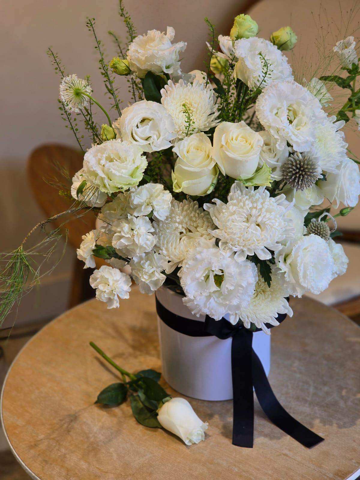 Sympathy Flower 帛事花牌 喪禮花牌 悼念花牌 白事花牌 紀念花牌 同情花束 哀悼花卉 帛事花卉配送 殯葬服務 花卉設計 Sympathy flower Funeral flower stand Condolence flower arrangement Memorial flower stand Tribute flower stand Mourning flower