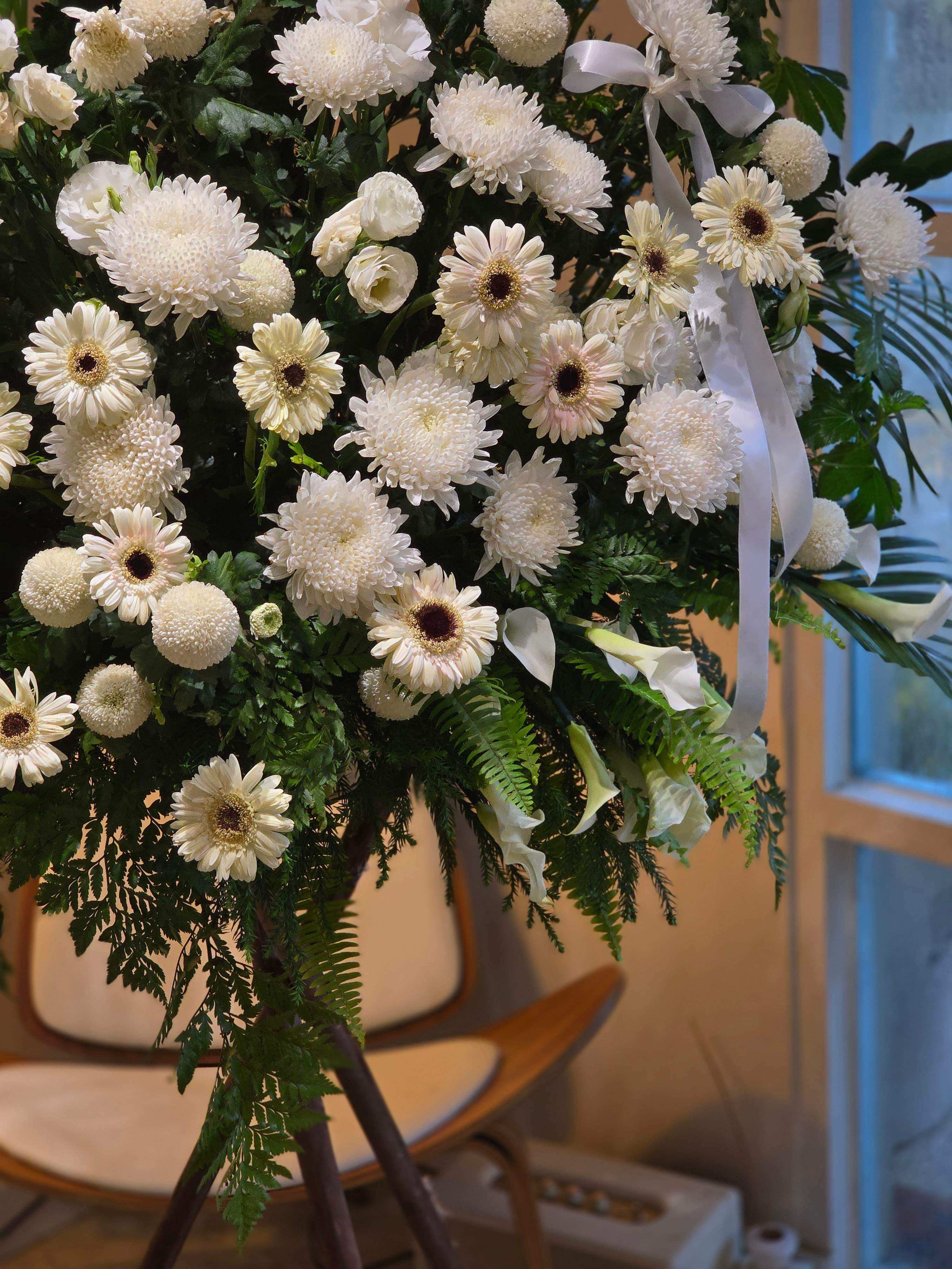 Sympathy Flower 帛事花牌 喪禮花牌 悼念花牌 白事花牌 紀念花牌 同情花束 哀悼花卉 帛事花卉配送 殯葬服務 花卉設計 Sympathy flower Funeral flower stand Condolence flower arrangement Memorial flower stand Tribute flower stand Mourning flower