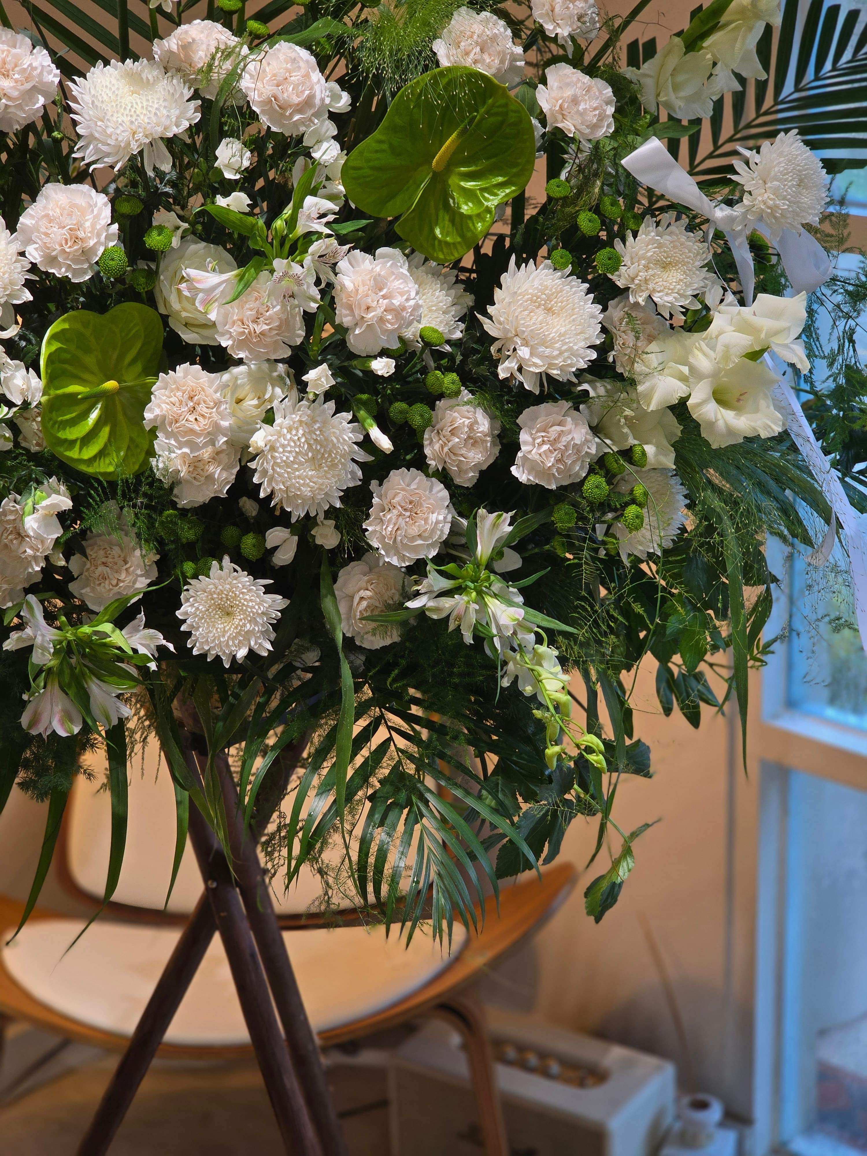 Sympathy Flower 帛事花牌 喪禮花牌 悼念花牌 白事花牌 紀念花牌 同情花束 哀悼花卉 帛事花卉配送 殯葬服務 花卉設計 Sympathy flower Funeral flower stand Condolence flower arrangement Memorial flower stand Tribute flower stand Mourning flower