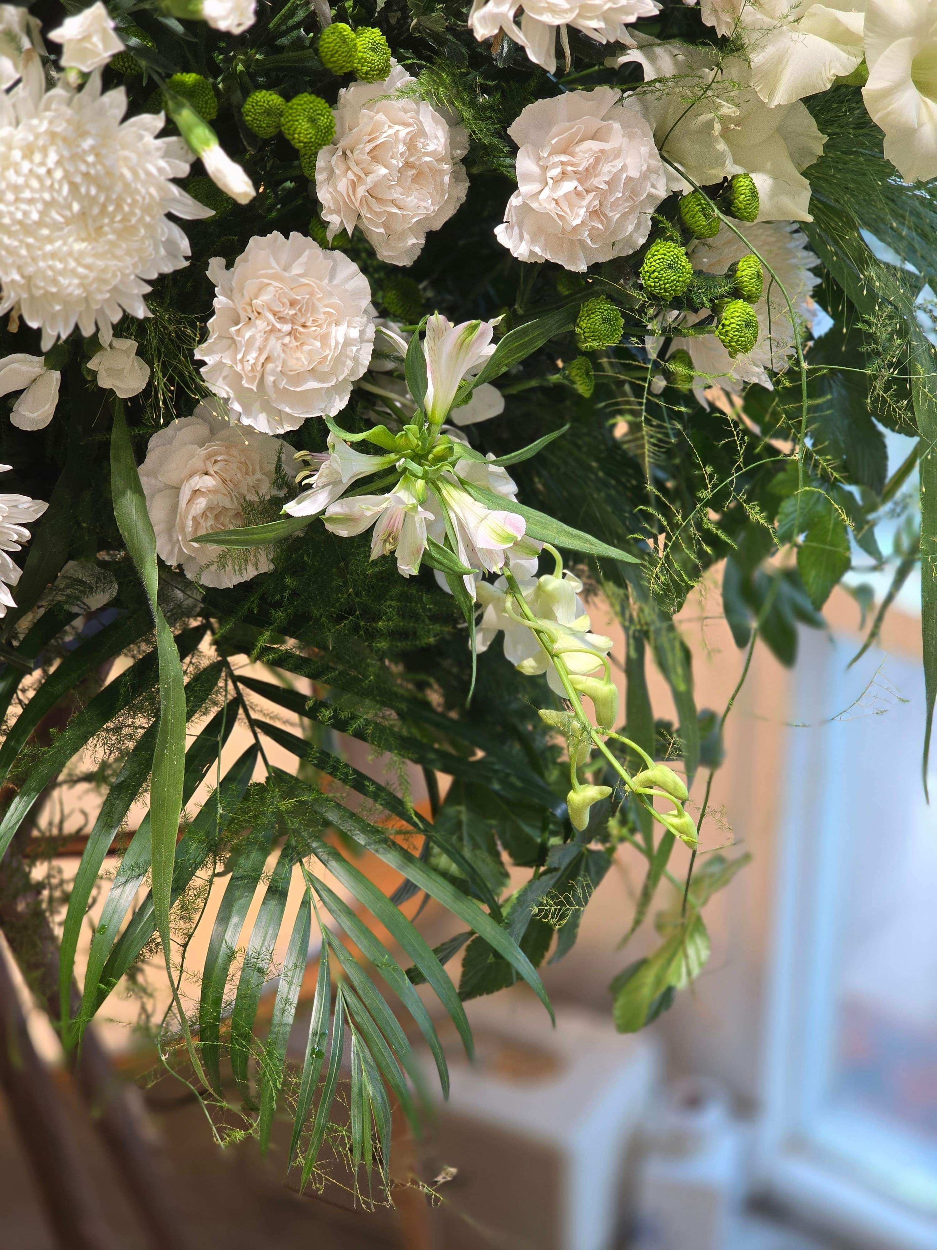 Sympathy Flower 帛事花牌 喪禮花牌 悼念花牌 白事花牌 紀念花牌 同情花束 哀悼花卉 帛事花卉配送 殯葬服務 花卉設計 Sympathy flower Funeral flower stand Condolence flower arrangement Memorial flower stand Tribute flower stand Mourning flower