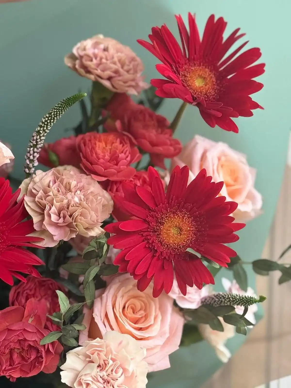 Lazy Paris Muse - 紅色非洲菊花束
