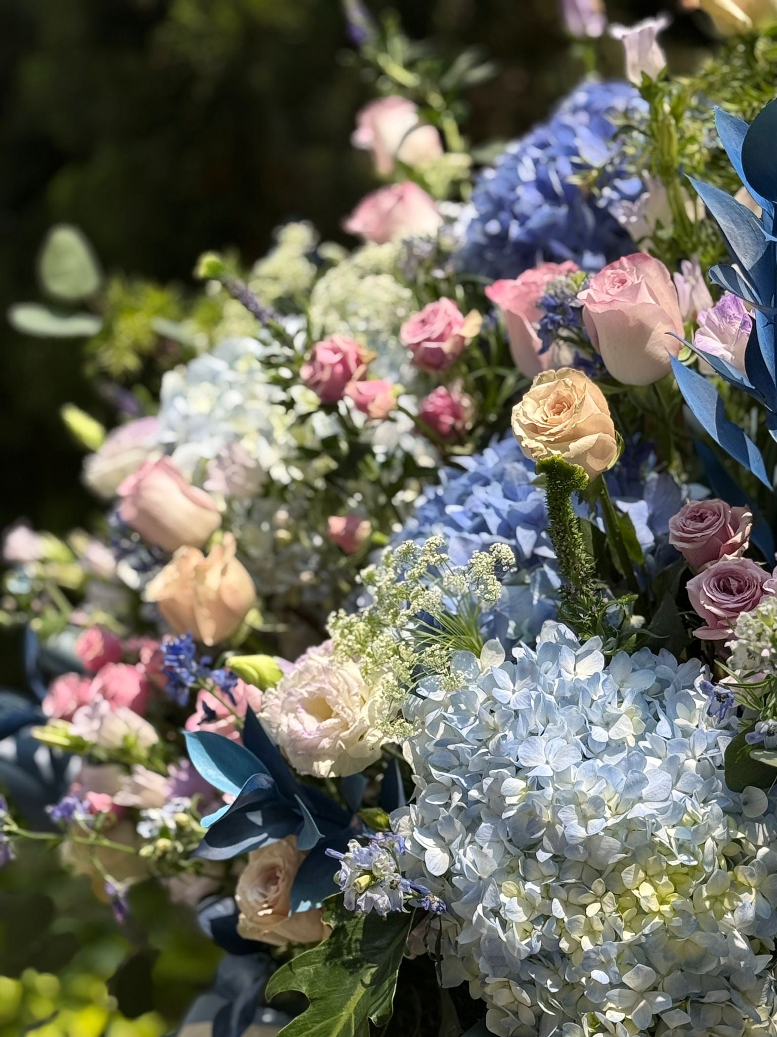 Lavish Florist 法式田園風開張花籃全貌,展現藍色繡球花與粉玫瑰交織的高級大氣開張花籃設計。