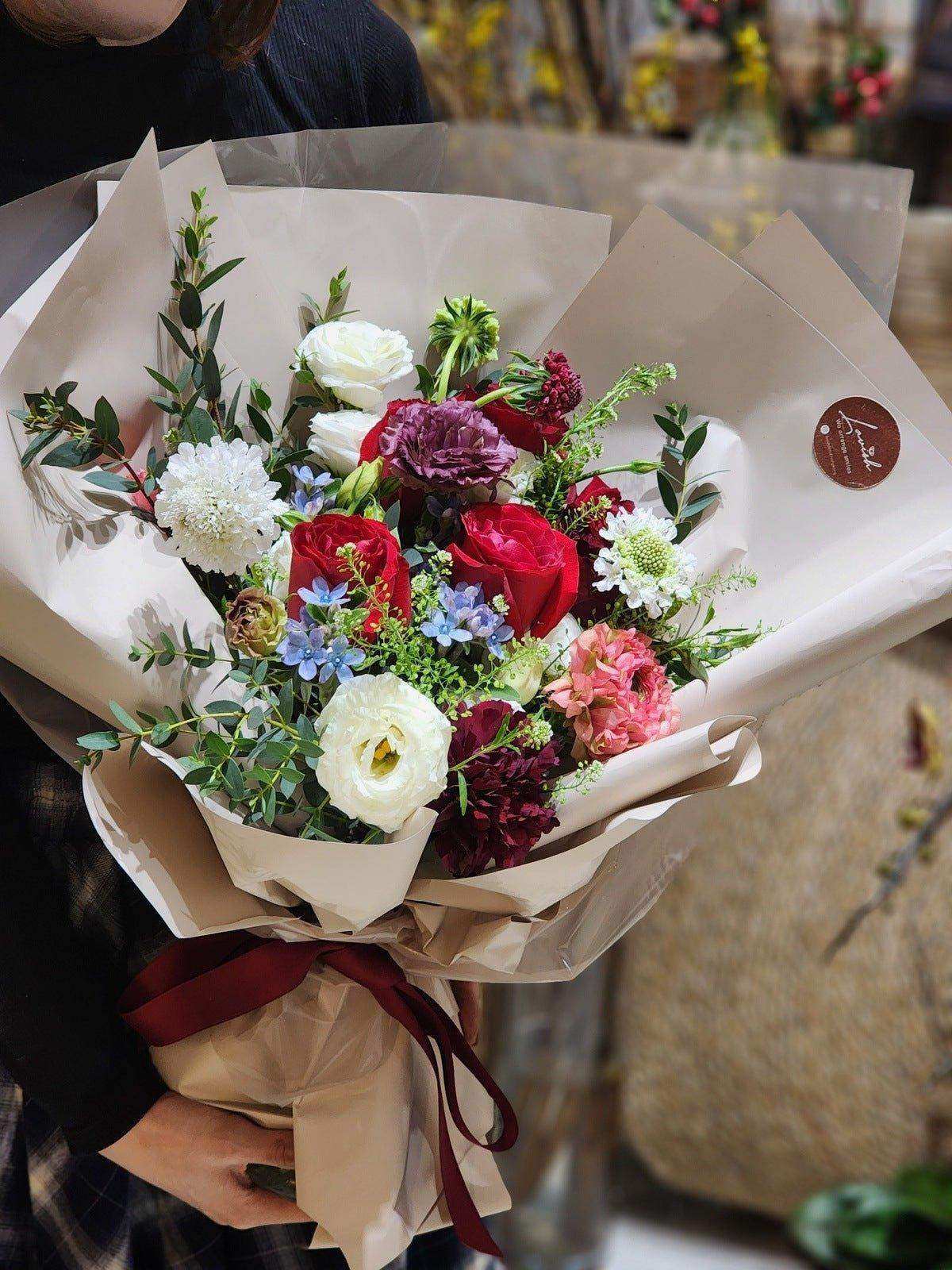 洋桔梗和玫瑰花束