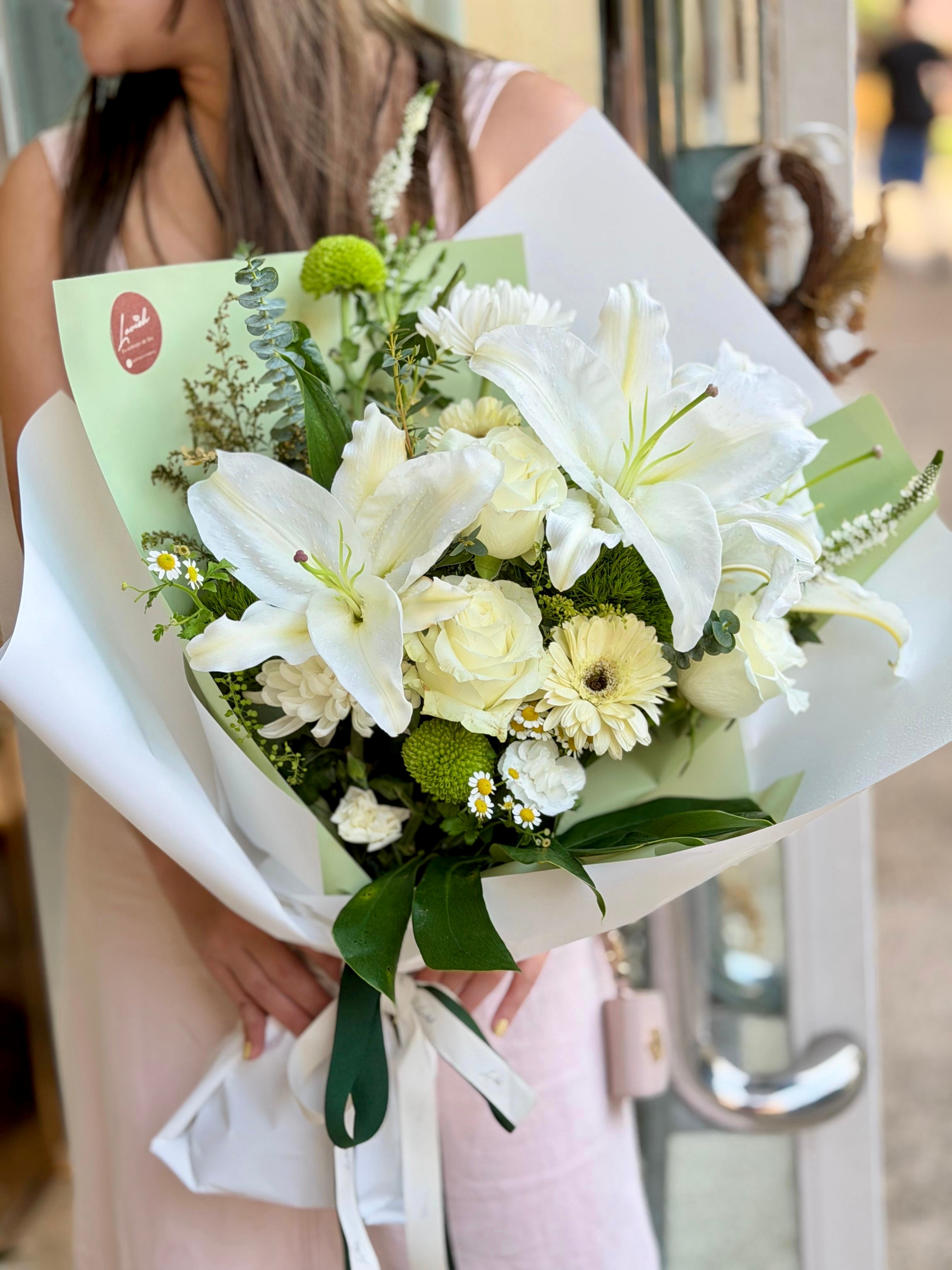 純白百合與翠綠森系手捧花束