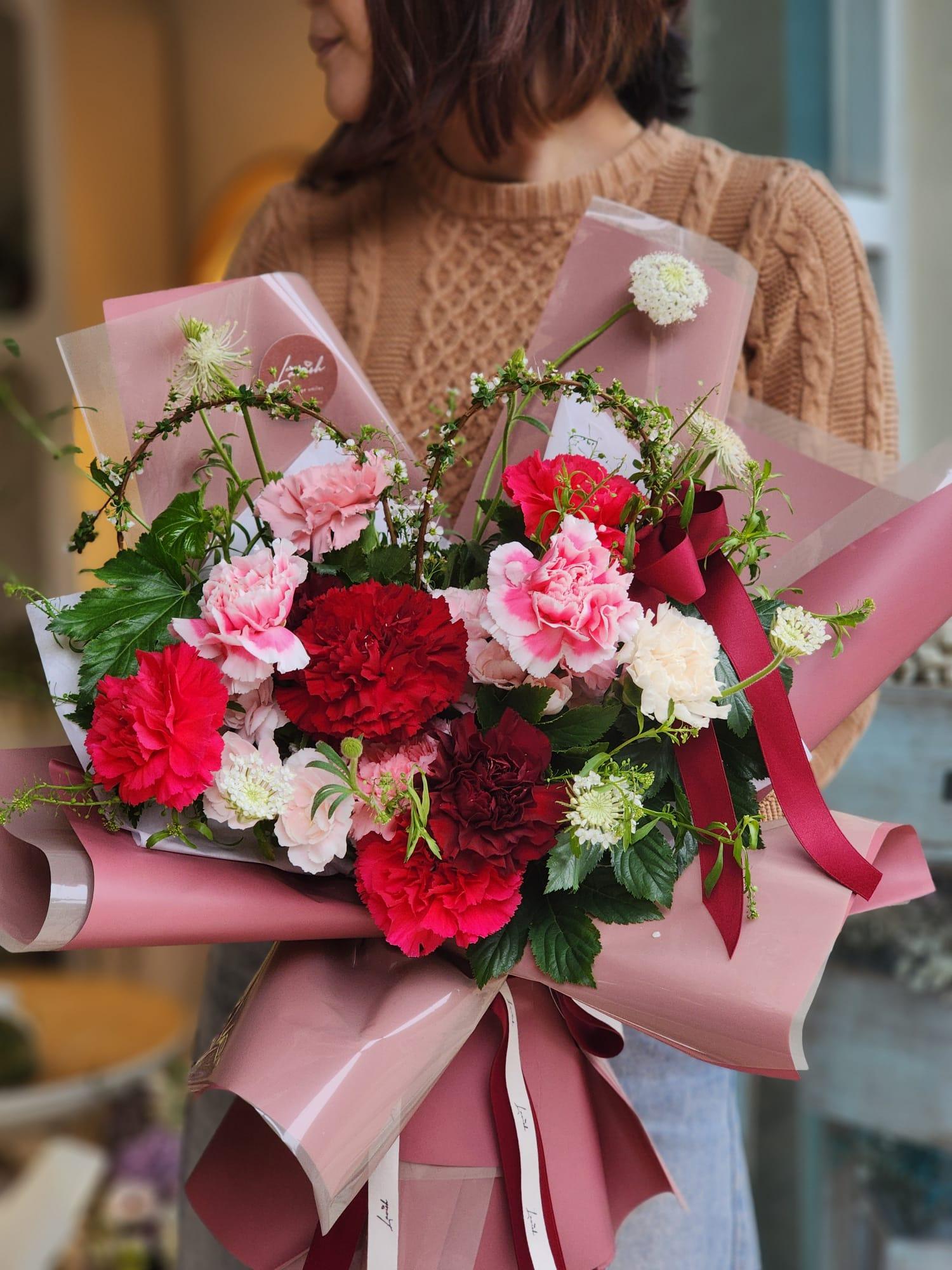 Roosa - 紅色康乃馨花束