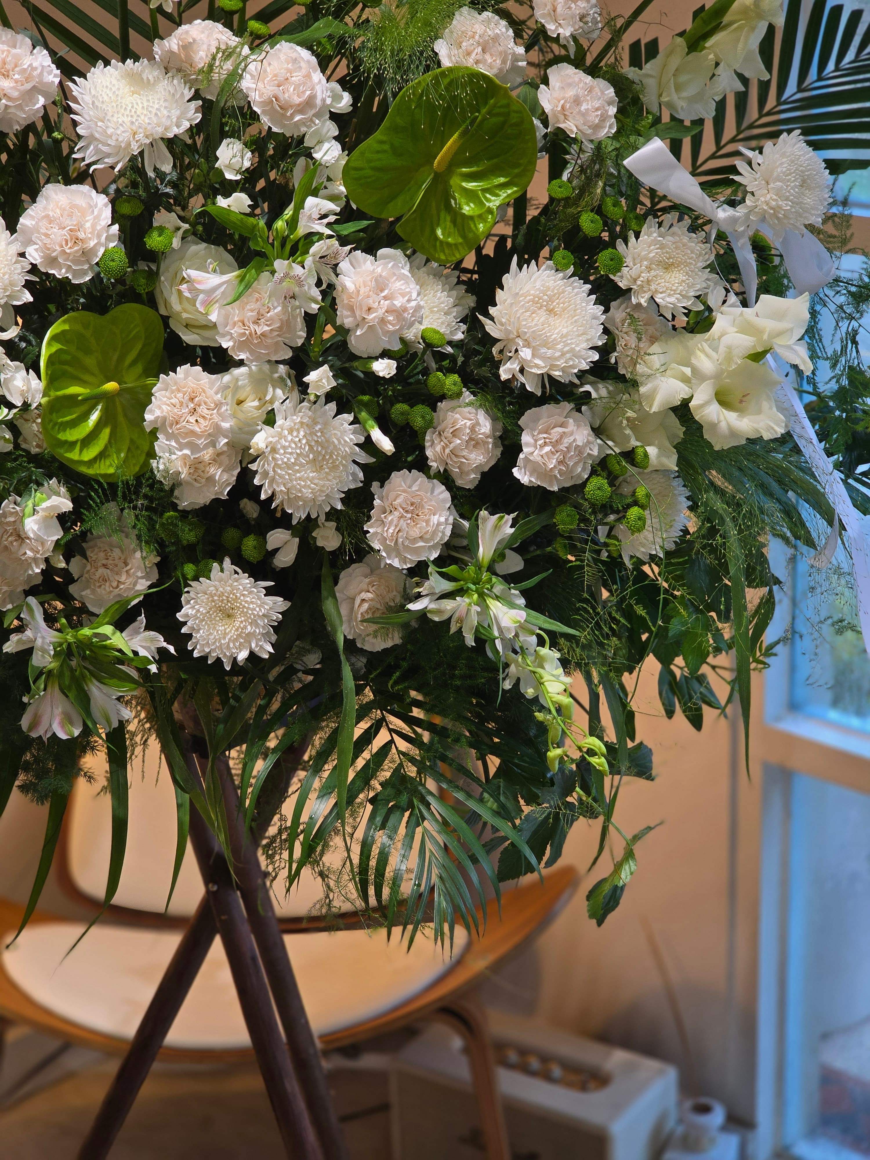 Sympathy Flower 帛事花牌 喪禮花牌 悼念花牌 白事花牌 紀念花牌 同情花束 哀悼花卉 帛事花卉配送 殯葬服務 花卉設計 Sympathy flower Funeral flower stand Condolence flower arrangement Memorial flower stand Tribute flower stand Mourning flower