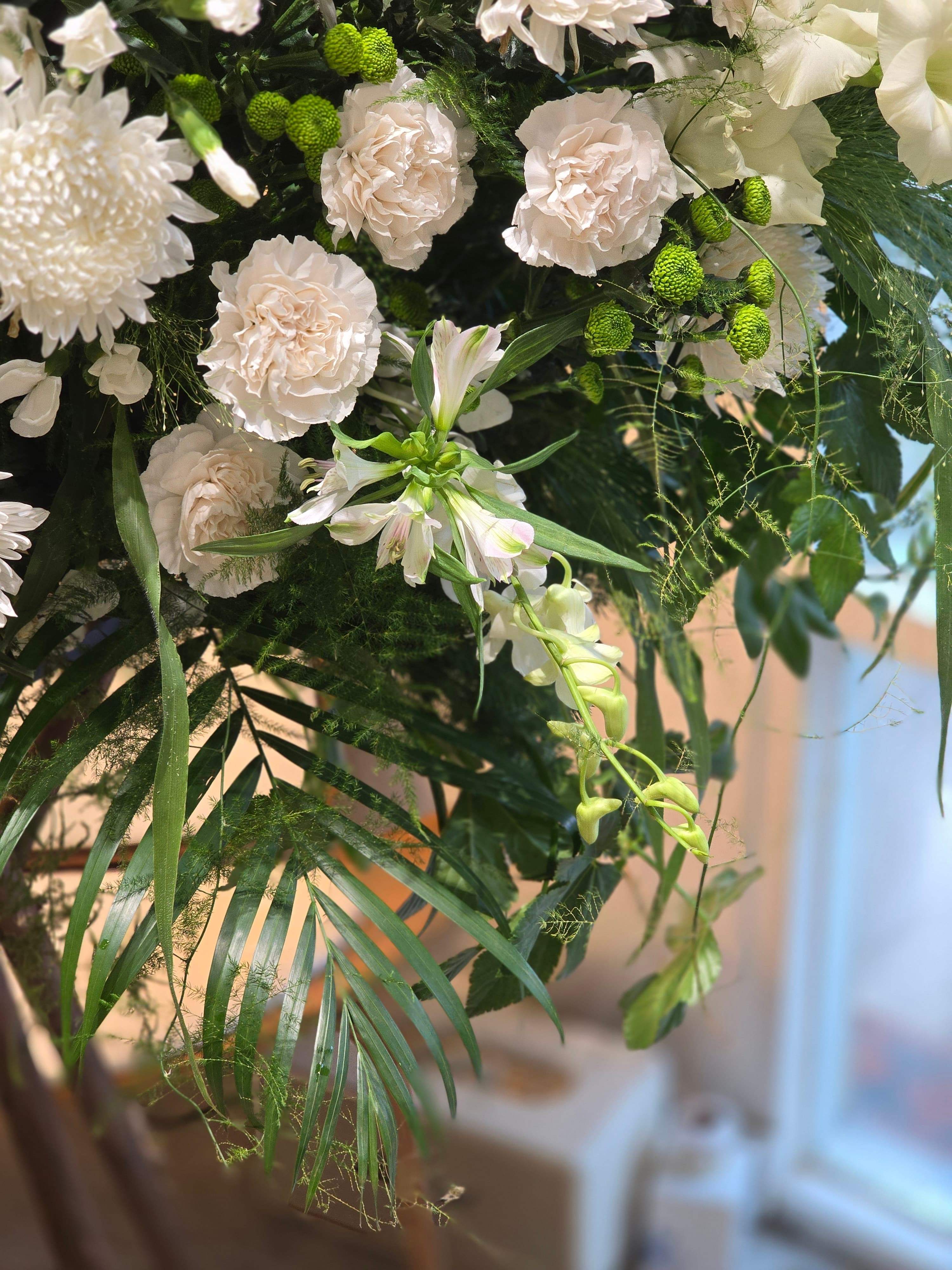Sympathy Flower 帛事花牌 喪禮花牌 悼念花牌 白事花牌 紀念花牌 同情花束 哀悼花卉 帛事花卉配送 殯葬服務 花卉設計 Sympathy flower Funeral flower stand Condolence flower arrangement Memorial flower stand Tribute flower stand Mourning flower