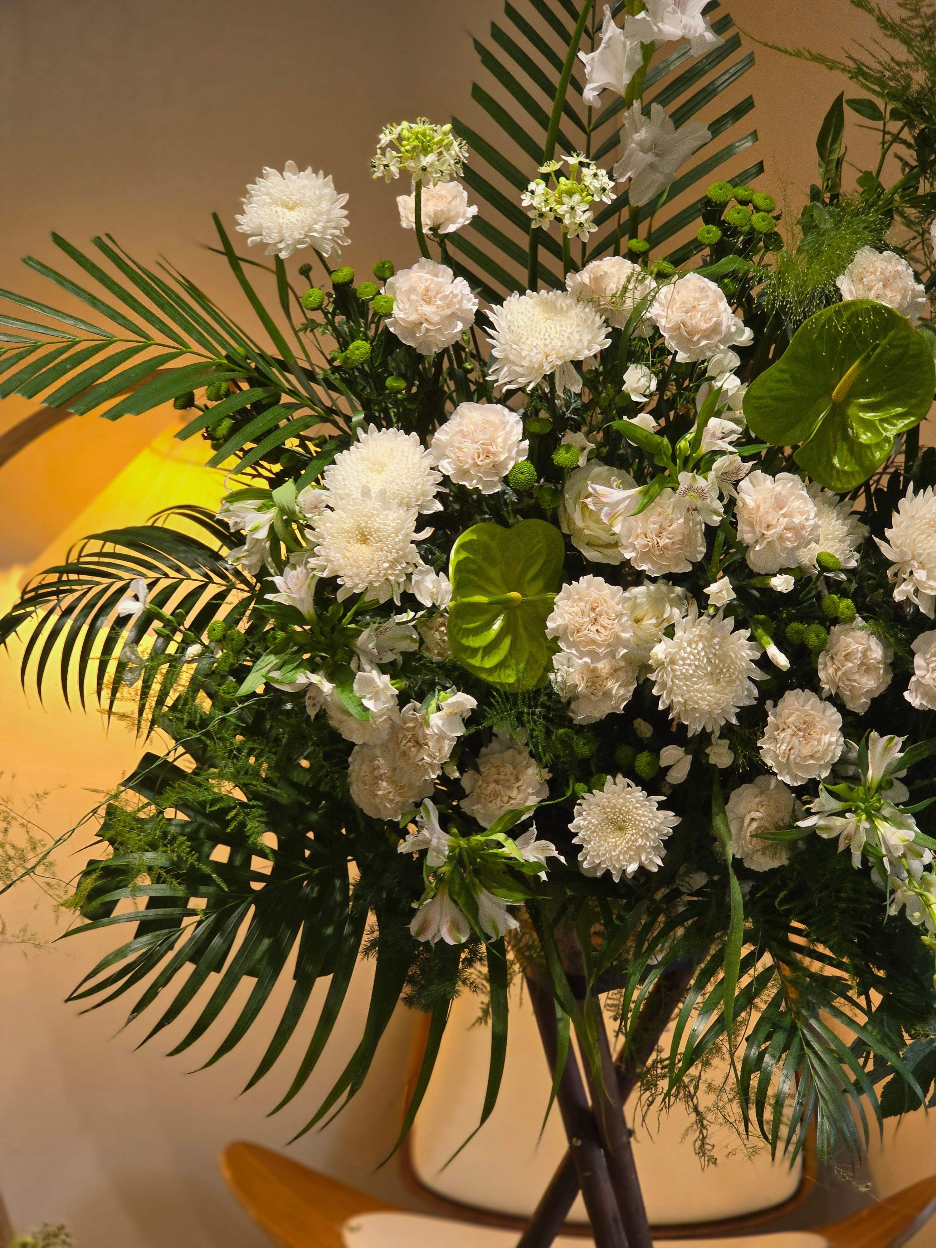 Sympathy Flower 帛事花牌 喪禮花牌 悼念花牌 白事花牌 紀念花牌 同情花束 哀悼花卉 帛事花卉配送 殯葬服務 花卉設計 Sympathy flower Funeral flower stand Condolence flower arrangement Memorial flower stand Tribute flower stand Mourning flower