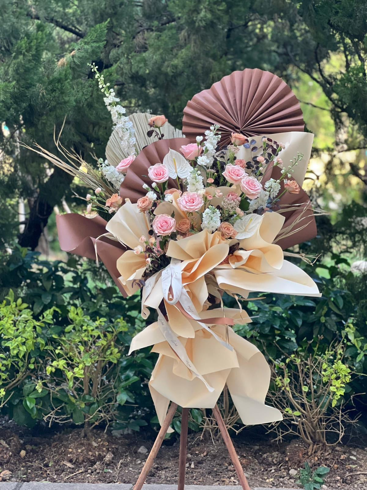 由Lavish Florist設計的Maroon Brew開張花籃，展示精選卡布奇諾復古啡色調玫瑰與白色大飛燕，搭配黑色金屬三腳架，是現代新店開幕、喬遷誌慶的開張花牌與送禮首選。