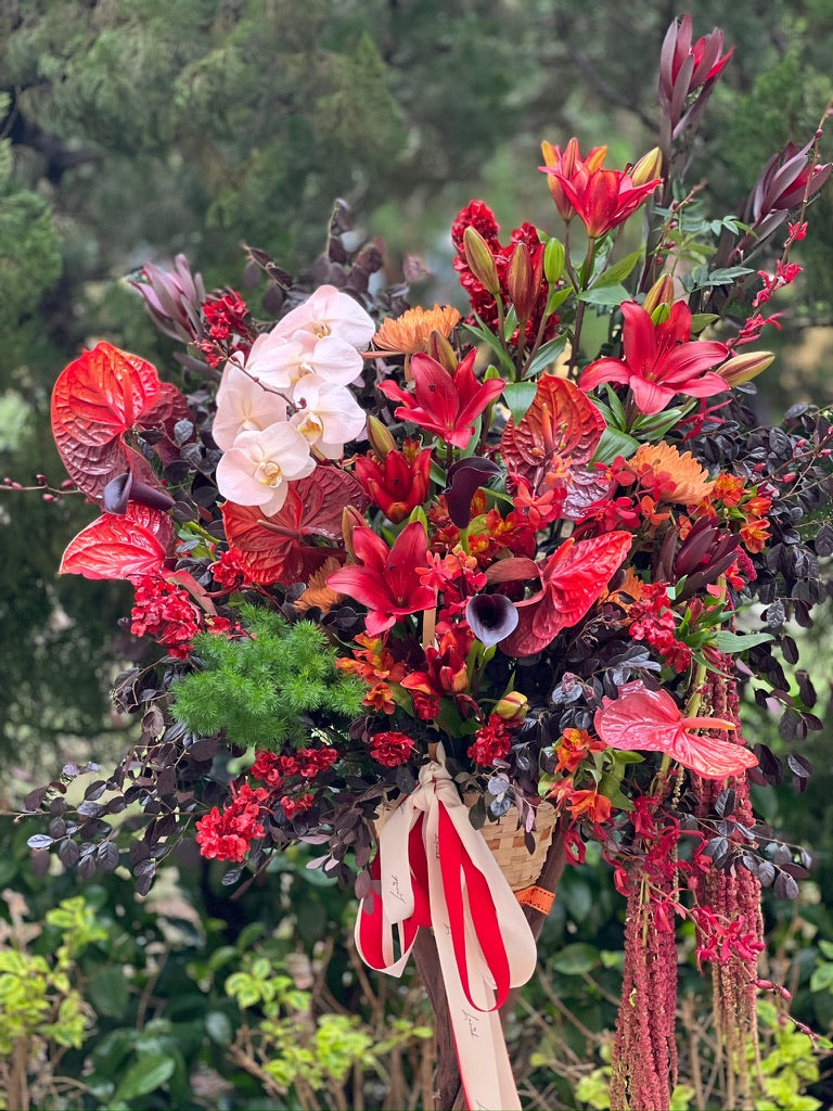 Ruby Noir 開張花籃全貌，紅百合、白蝴蝶蘭配紅白揮春絲帶，Lavish Florist開幕賀禮花籃