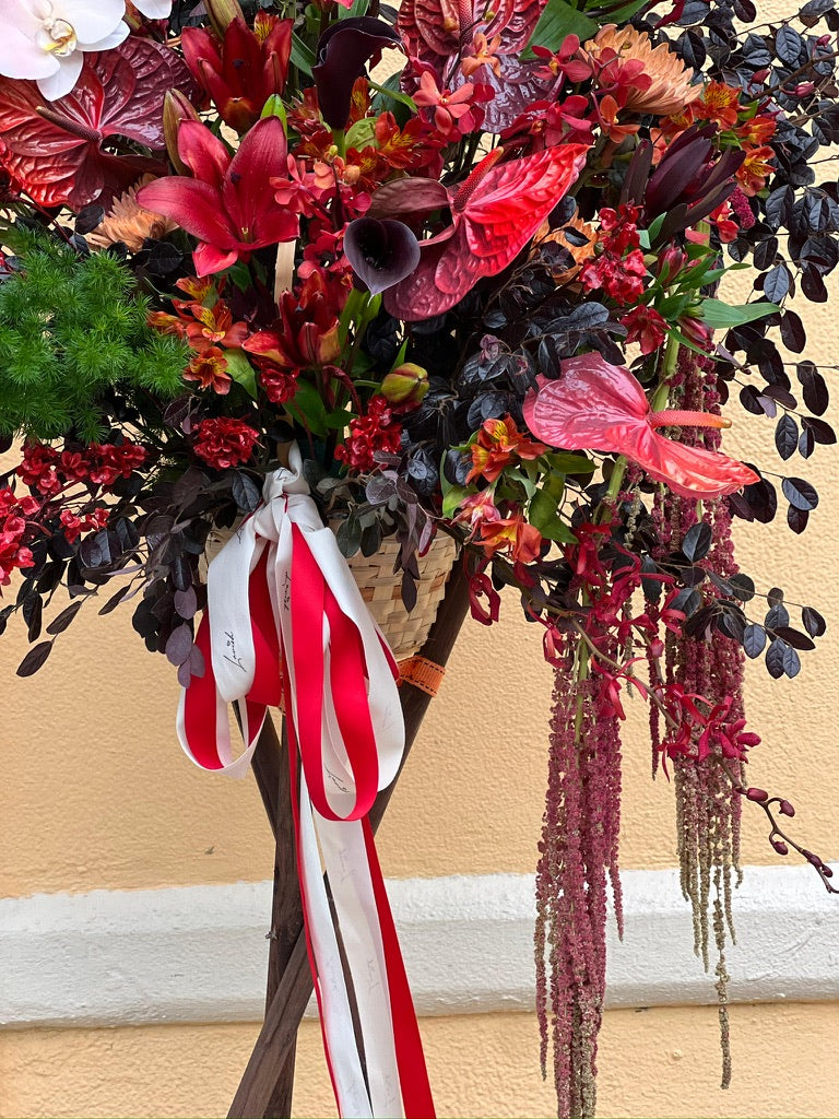 Ruby Noir 開張花籃紅白絲帶特寫，配垂墜莧穗點綴，Lavish Florist開張賀禮花籃